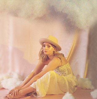 Willow Shields feet photo thumbnail