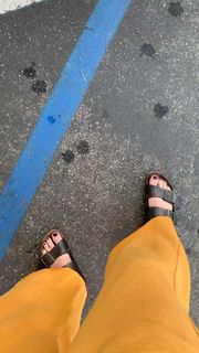 Willow Shields feet photo thumbnail