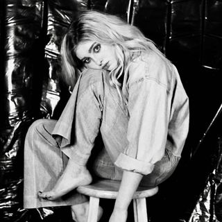 Willow Shields feet photo thumbnail