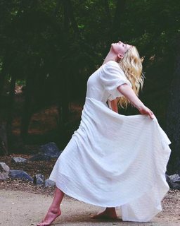 Willow Shields feet photo thumbnail