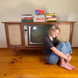 Willow Shields feet photo thumbnail