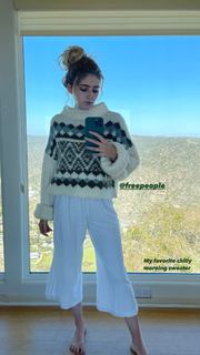 Willow Shields feet photo thumbnail