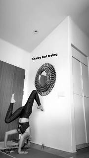Willow Shields feet photo thumbnail