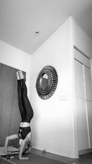 Willow Shields feet photo thumbnail