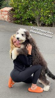 Willow Shields feet photo thumbnail