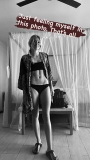 Willow Shields feet photo thumbnail