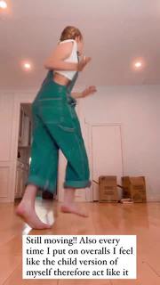 Willow Shields feet photo thumbnail
