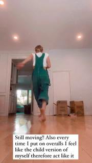 Willow Shields feet photo thumbnail