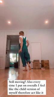 Willow Shields feet photo thumbnail