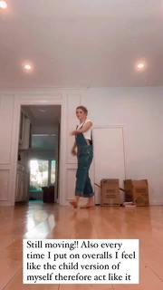 Willow Shields feet photo thumbnail