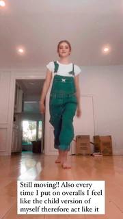 Willow Shields feet photo thumbnail