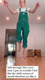 Willow Shields feet photo thumbnail