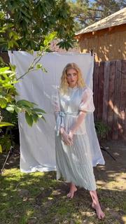 Willow Shields feet photo thumbnail