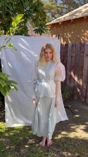 Willow Shields feet photo thumbnail