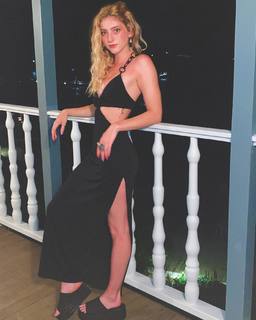 Willow Shields feet photo thumbnail