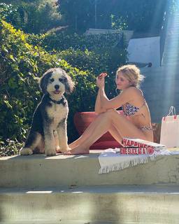Willow Shields feet photo thumbnail