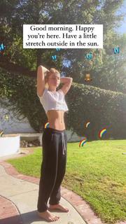 Willow Shields feet photo thumbnail