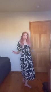 Willow Shields feet photo thumbnail