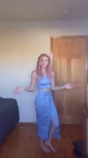 Willow Shields feet photo thumbnail