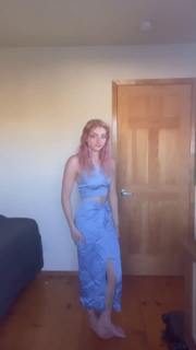 Willow Shields feet photo thumbnail