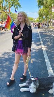 Willow Shields feet photo thumbnail