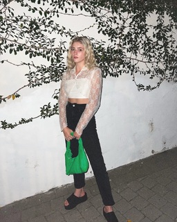 Willow Shields feet photo thumbnail