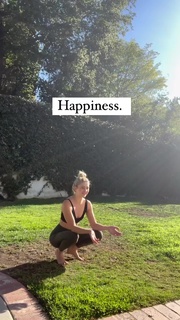 Willow Shields feet photo thumbnail