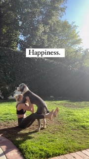 Willow Shields feet photo thumbnail