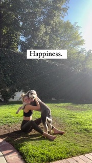 Willow Shields feet photo thumbnail