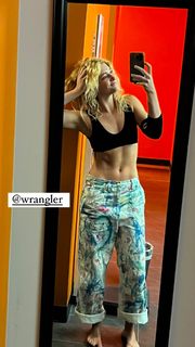 Willow Shields feet photo thumbnail