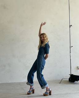 Willow Shields feet photo thumbnail