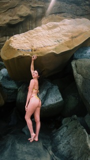 Willow Shields feet photo thumbnail