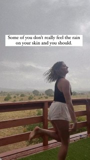 Willow Shields feet photo thumbnail