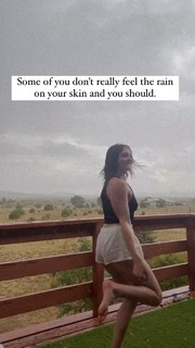 Willow Shields feet photo thumbnail