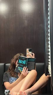 Willow Shields feet photo thumbnail