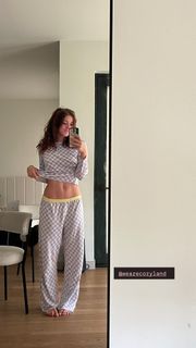 Willow Shields feet photo thumbnail