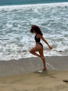 Willow Shields feet photo thumbnail