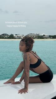 Willow Smith feet photo thumbnail