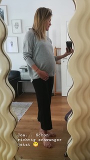 Wolke Hegenbarth feet photo thumbnail