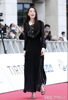 Won Ji-an feet photo 11