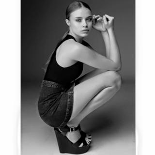 Xenia Tchoumitcheva feet photo thumbnail