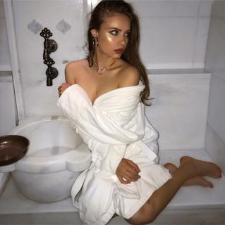 Xenia Tchoumitcheva feet photo thumbnail