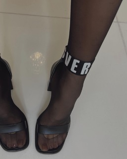 Xenia Tchoumitcheva feet photo thumbnail