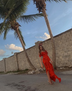 Xenia Tchoumitcheva feet photo thumbnail