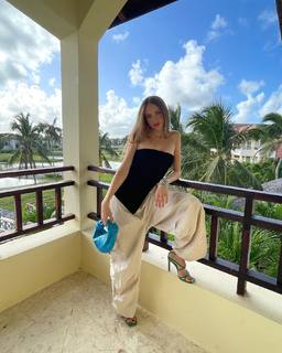 Xenia Tchoumitcheva feet photo thumbnail