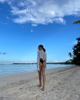 Xenia Tchoumitcheva feet photo thumbnail