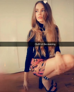 Xenia Tchoumitcheva feet photo thumbnail