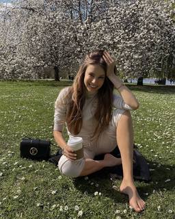 Xenia Tchoumitcheva feet photo thumbnail