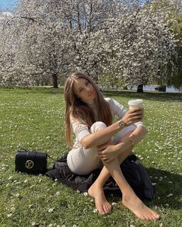 Xenia Tchoumitcheva feet photo thumbnail