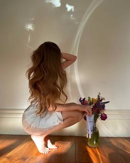 Xenia Tchoumitcheva feet photo thumbnail
